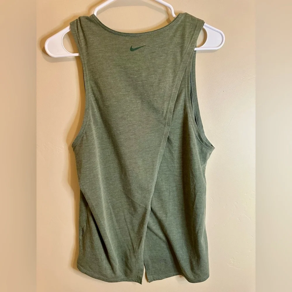 Nike Women's Medium Green Yoga Muscle Tank- P2P 20”